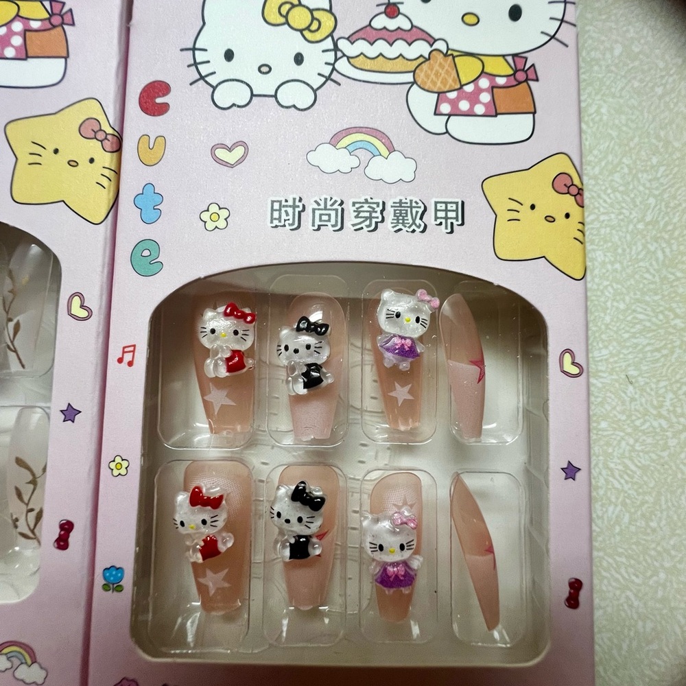 Hello Kitty Nails - Picture 4 of 5